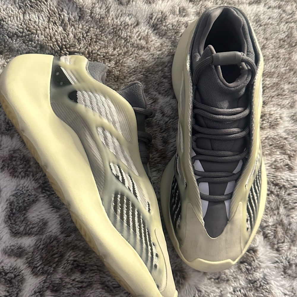 YEEZY 700 Men's Gray and Cream Sneakers